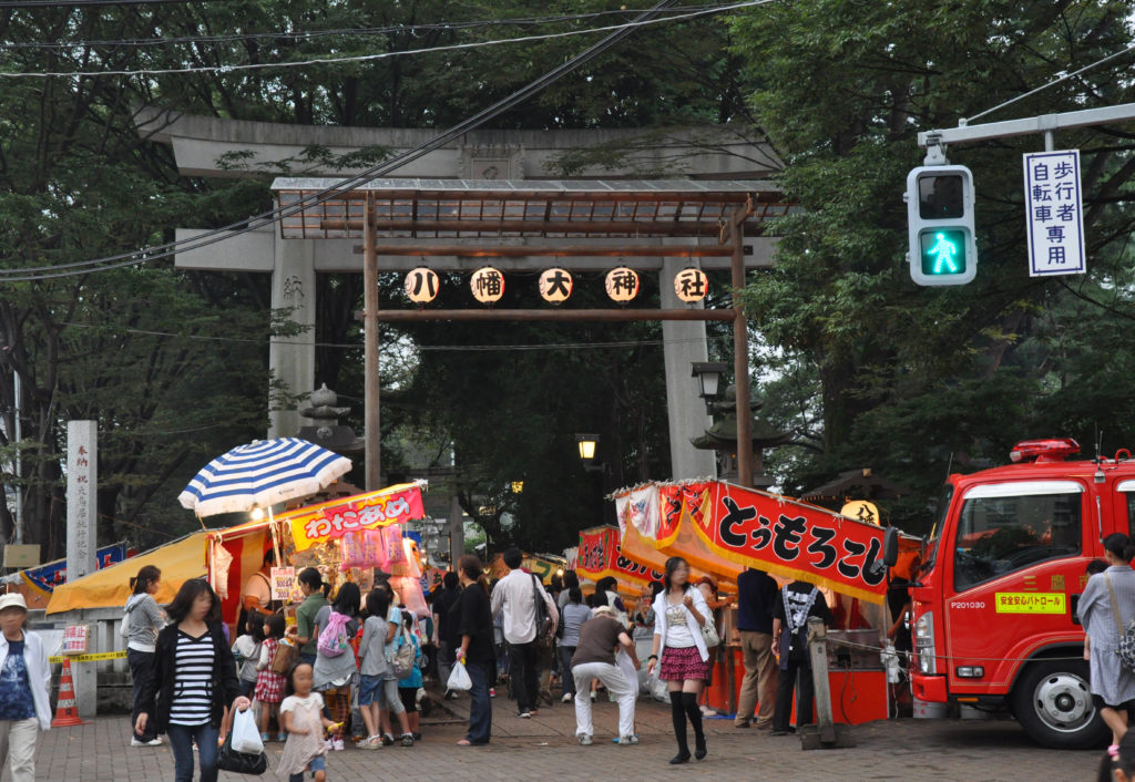 祭りの日の三鷹八幡大神社の参道入口