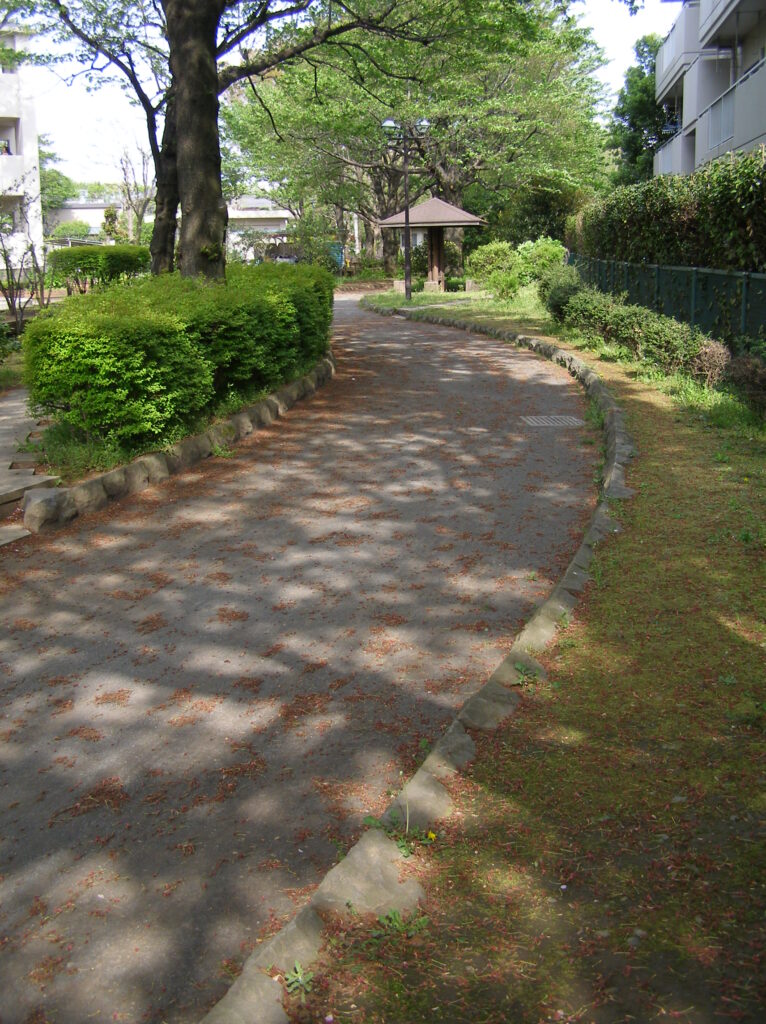 三鷹　堀合遊歩道　廃線あと特有の緩いカーブを描く散歩道