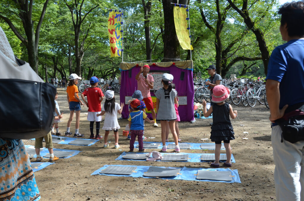 井の頭公園アートマーケッツ　大道芸で喜ぶ子供たち
